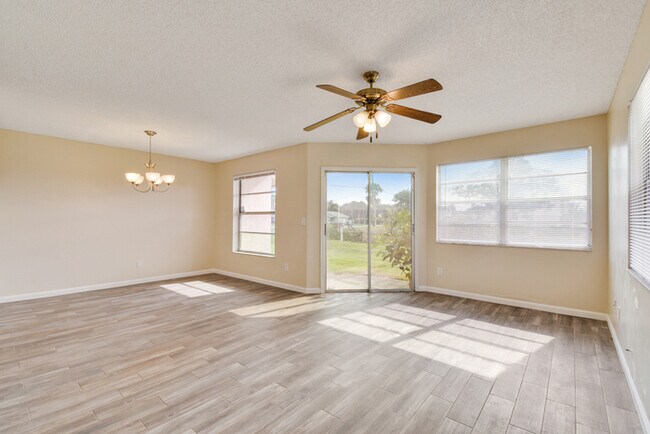 Foto del edificio - BEAUTIFUL THREE BEDROOM TOWNHOME WITH GARAGE(AVAILABE NOVEMBER)