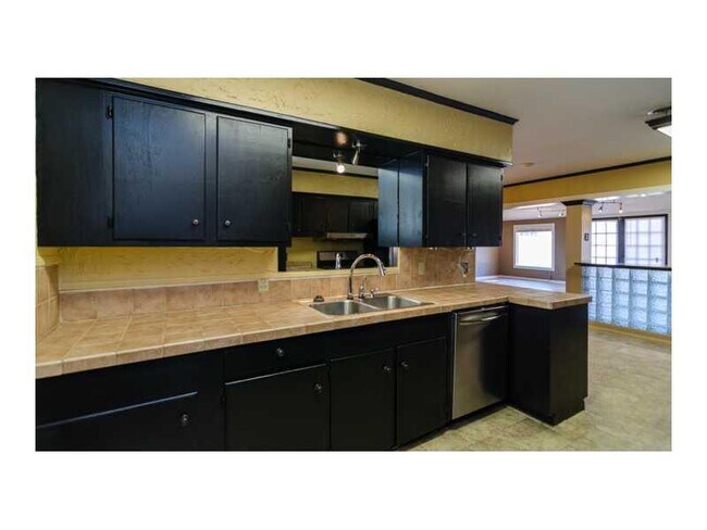 Building Photo - 526 E. Southfield