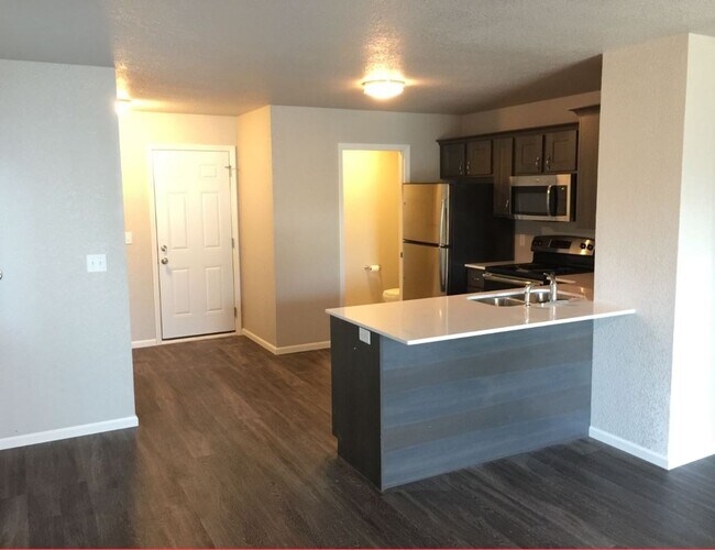 Foto del edificio - Spacious 3 bedroom, 3.5 bathroom Condo For...