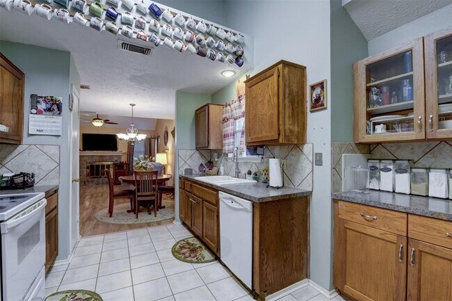 Foto del edificio - 16822 Rippling Mill Dr