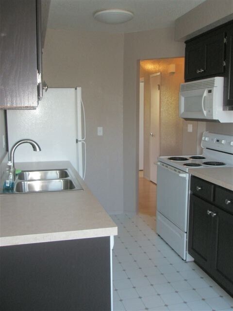 kitchen - 4012 Colby Ave