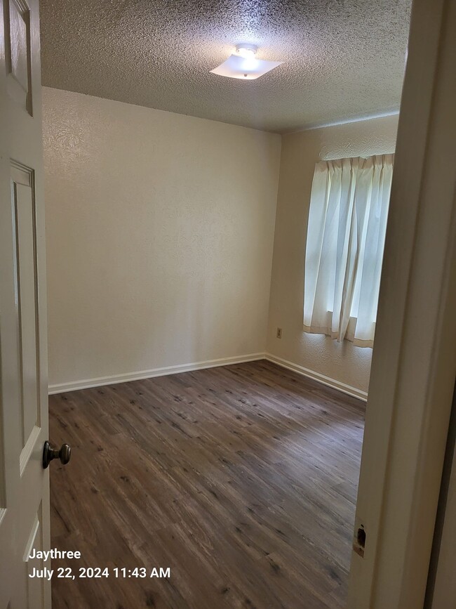 Large Bedroom - 1517 E Beverly Dr