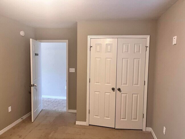 Foto del edificio - 305 Seclusion Blvd