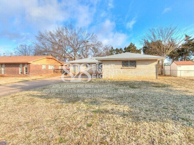 Foto del edificio - Midwest City 3 Bed/2 Bath House with Attached Two-Car Garage!