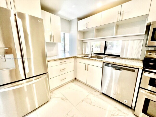 Foto del edificio - 17011 N Bay Rd