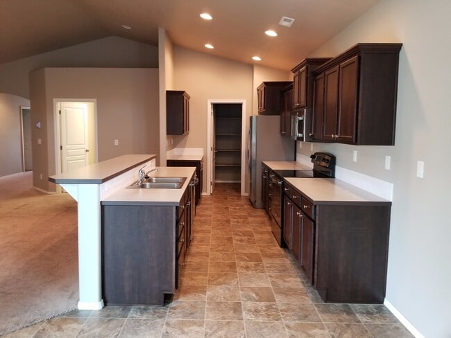 Building Photo - Single level home with 4 bedrooms and open floor plan UNFURNISHED