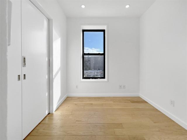 Foto del edificio - 3 bedroom in Brooklyn NY 11226