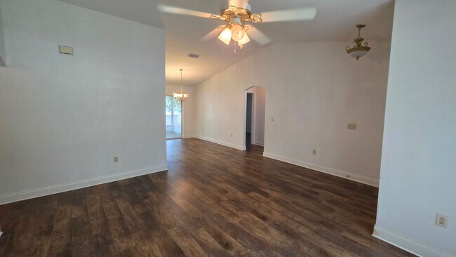 Foto del edificio - 3 Bed, 2 Bath, 2 Car garage in The Groves at Baytree Community