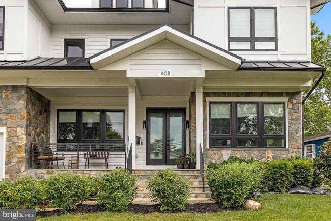 Building Photo - 408 Yeonas Dr SW