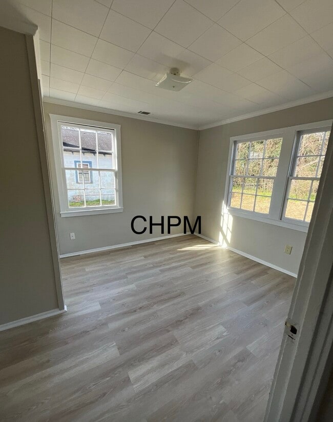 Building Photo - 327 E Bond St