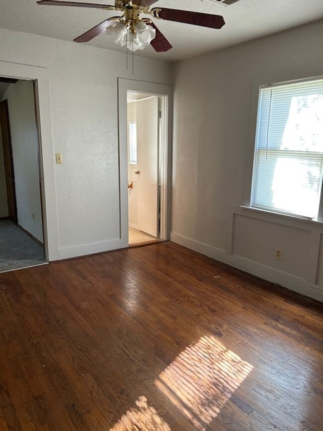 Building Photo - Cute duplex right on OU Campus