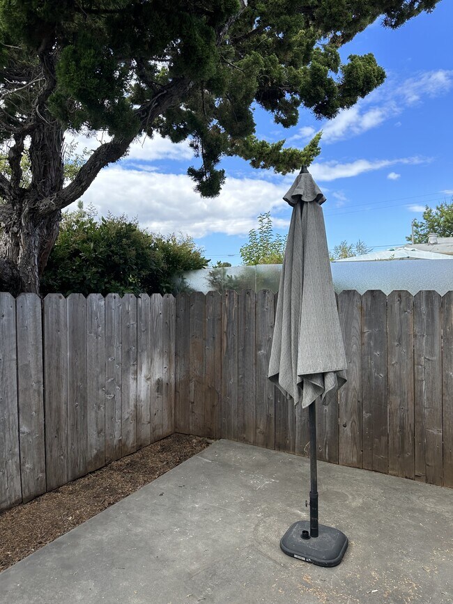 Building Photo - 1570 Albatross Dr