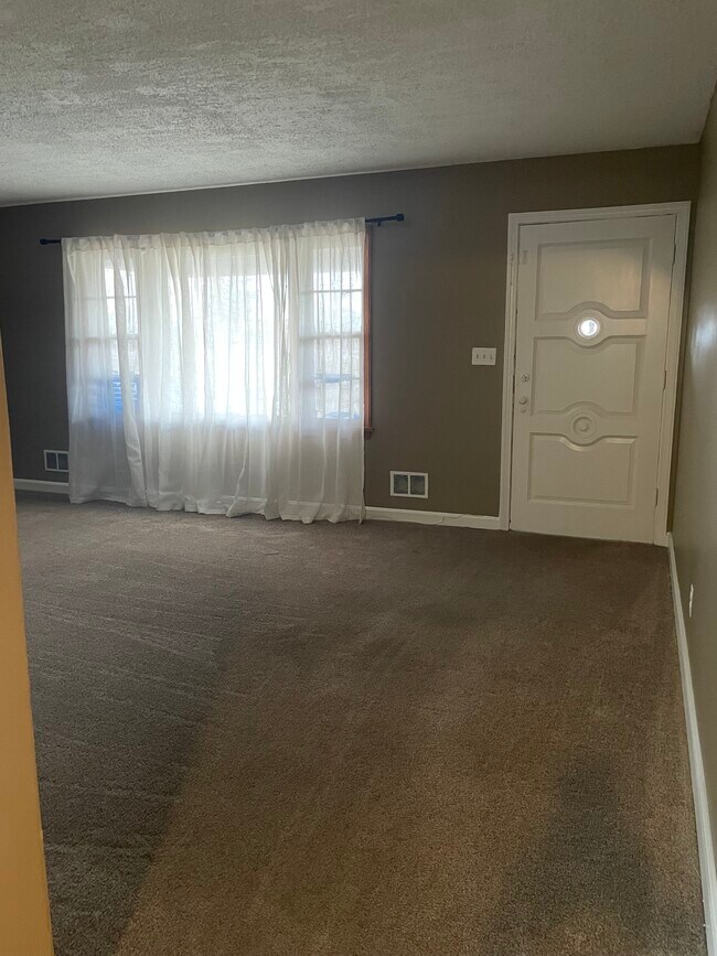 Sala de estar - 2606 Crums Ln