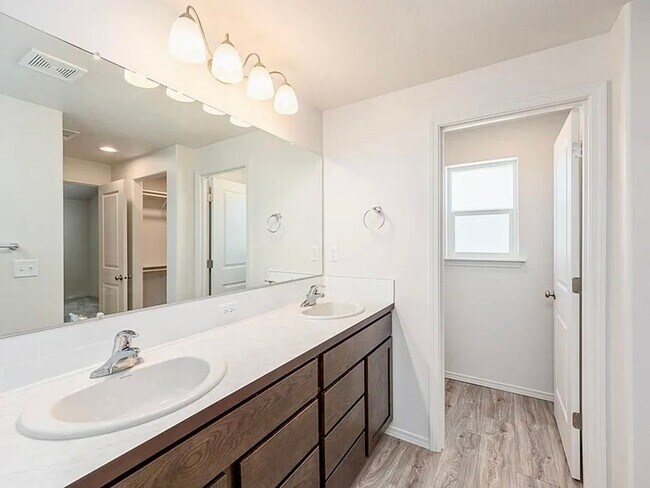 Building Photo - Well, maintained three bedroom 2 1/2 bath ...