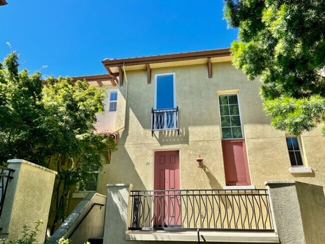 Building Photo - Gorgeous 3BD/2.5BA Tri-Level Townhouse- Ga...