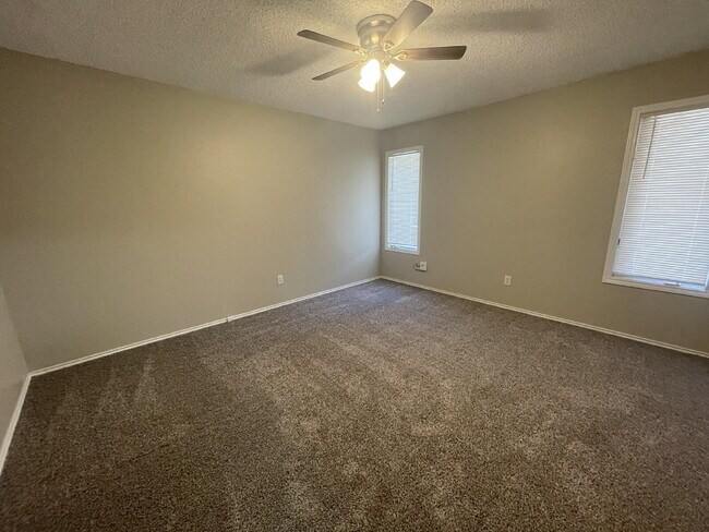 Foto del edificio - Duplex West Of Milwaukee & Minutes From Shadow Hills Golf Course!