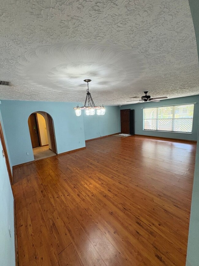 Foto del edificio - 2/2 home with fenced backyard in Ft Pierce
