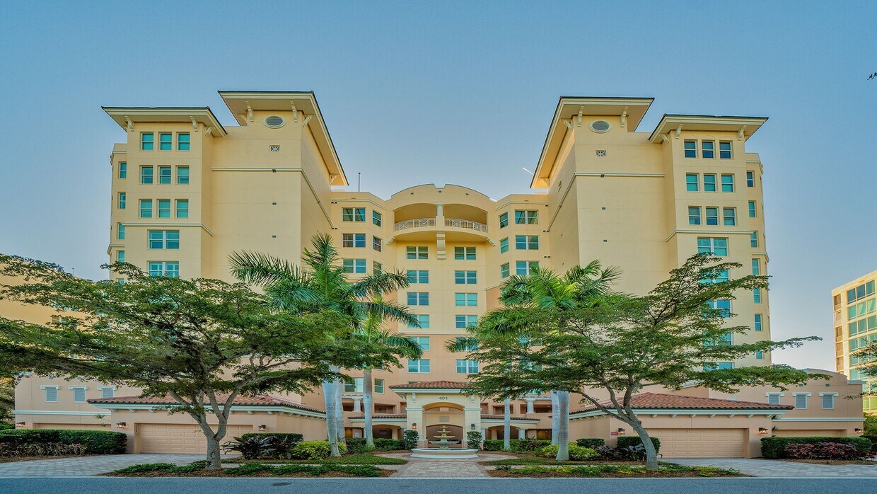Primary Photo - Stunning FULLY FURNISHED 3 Bed 3 Bath With...