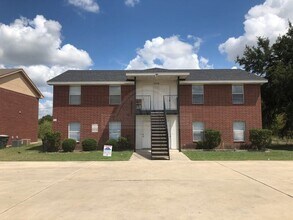 Building Photo - 1506 Benttree Dr