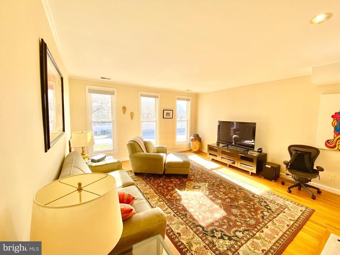 Foto principal - 5431 MacArthur Blvd NW