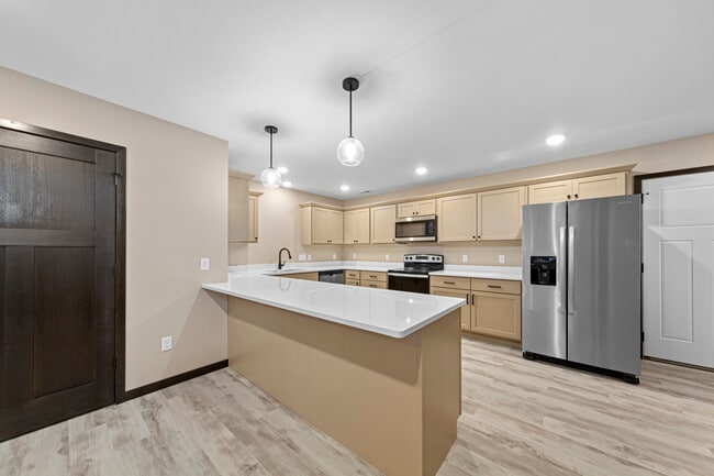 Building Photo - 3200 Noble Dr
