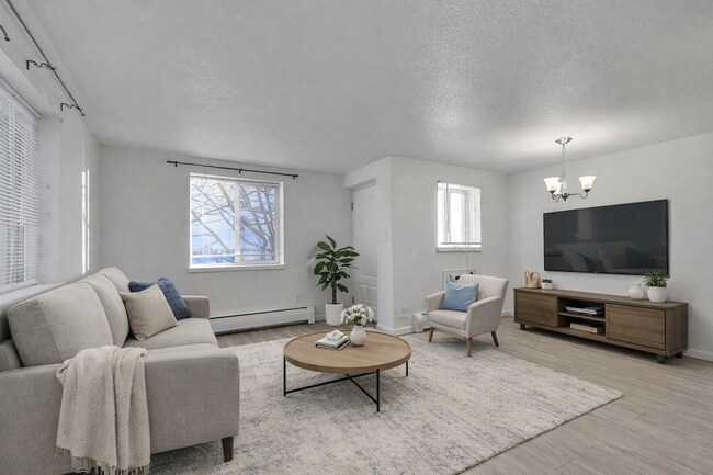 Foto del edificio - $1,270.95 with FIRST FULL MONTH'S FREE RENT  - 2 Bedrooms, 1 Bathroom, Condo in Denver with Cozy ...