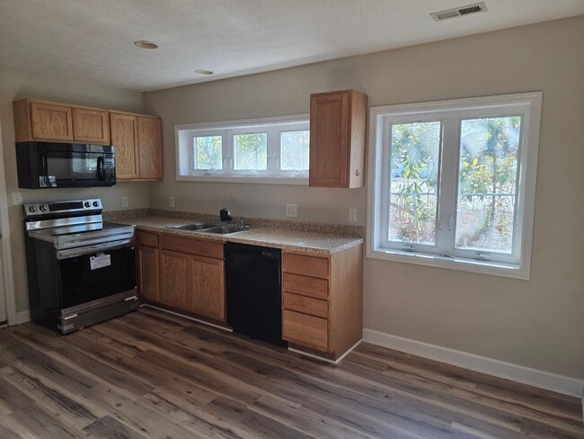 Building Photo - Very nice cute little house. 2 bedroom, 1 bath