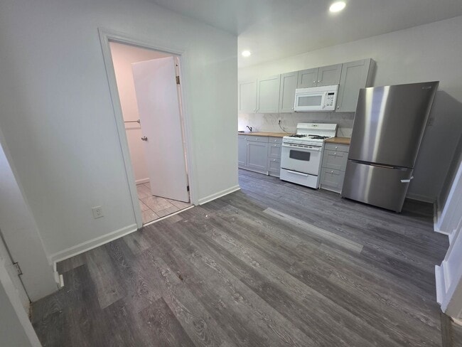 Building Photo - 2 bedroom apartment building - Poughkeepsie