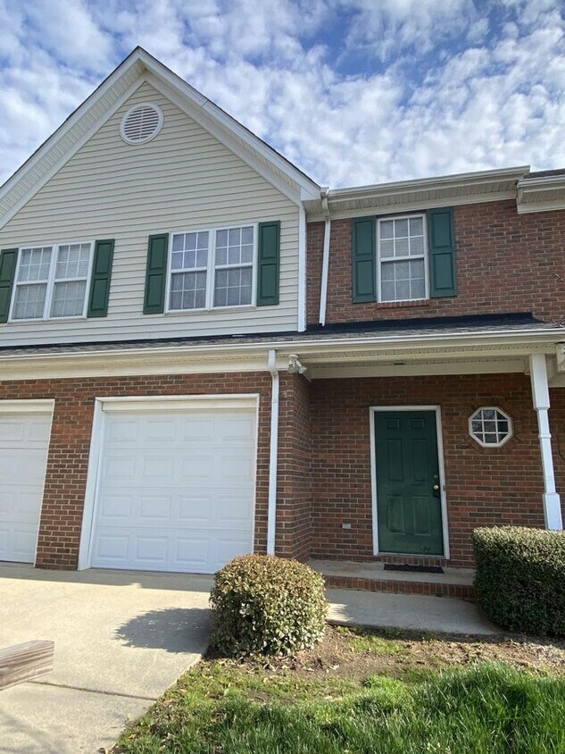 Primary Photo - Refreshed 2 Bed Townhome in South Charlott...