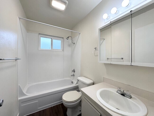 Building Photo - LOVELY & AFFORDABLE! Duplex community in the heart of Sandy, OR!
