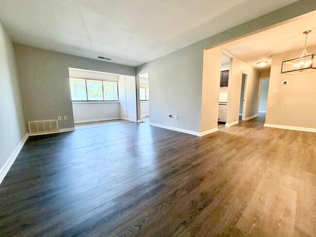 Foto del edificio - 140 Royal Oak Dr