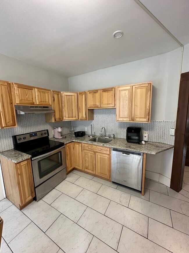 Foto del edificio - All-Inclusive Living in Collegetown!