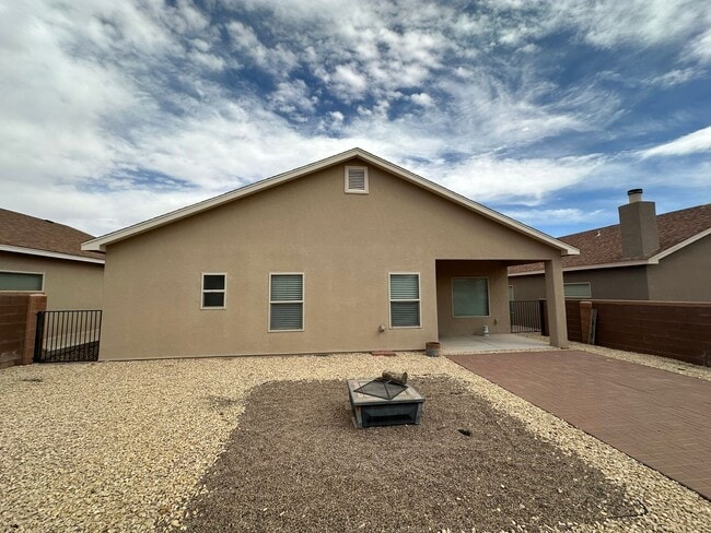 Building Photo - 3 Bed 2 Bath Home