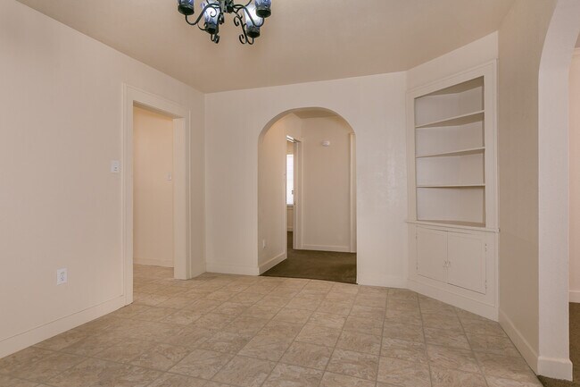 Building Photo - Adorable 3 Bedroom Home in Sunset Addition!