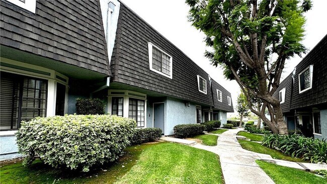 Building Photo - 2600 Huntington Dr