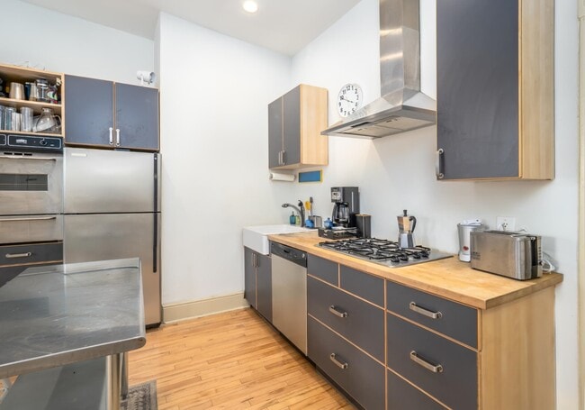 Building Photo - 225 Pine St