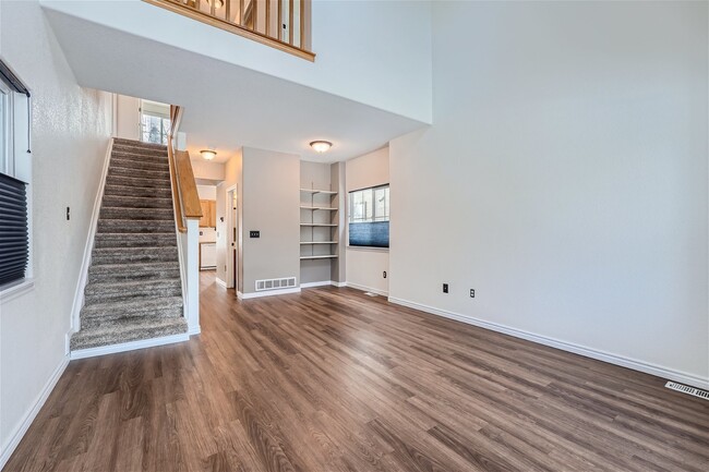 Building Photo - Spacious South Longmont Townhome!