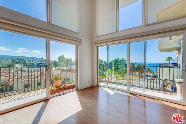 Foto del edificio - 230 S Catalina Ave