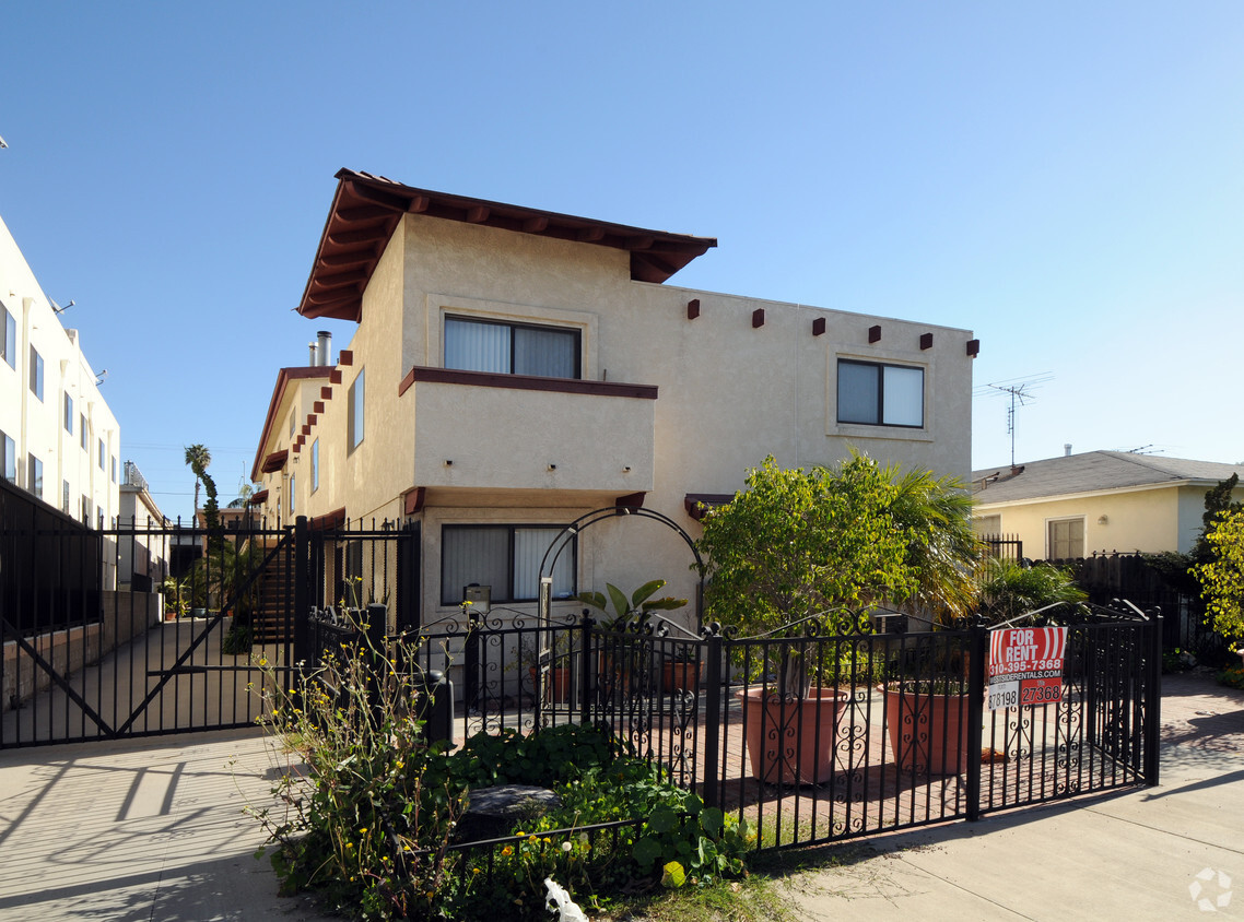 Primary Photo - 2476 Corinth Ave
