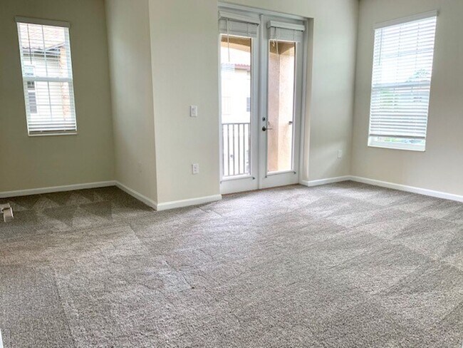 Building Photo - 5 Bedroom / 3 Bath Town home with 2 car ga...