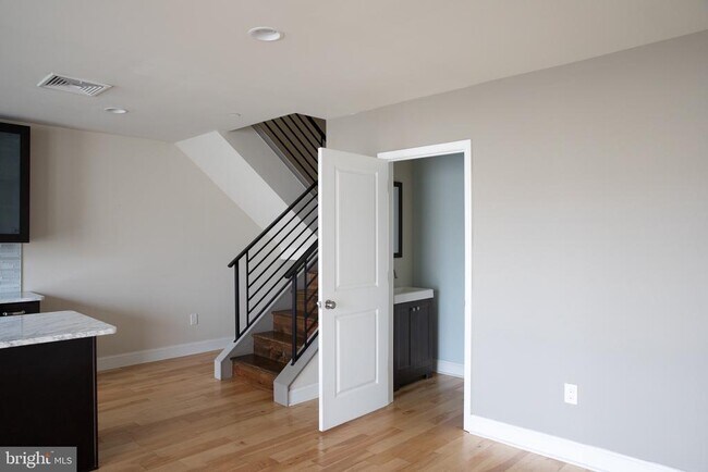 Foto del edificio - 323 E Allen St