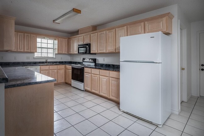 Building Photo - 854 Lago Vista Dr