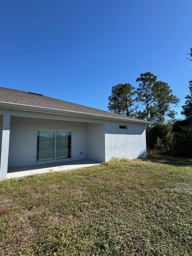 Foto del edificio - 3 Bed 2 Bath Duplex in Lehigh Acres