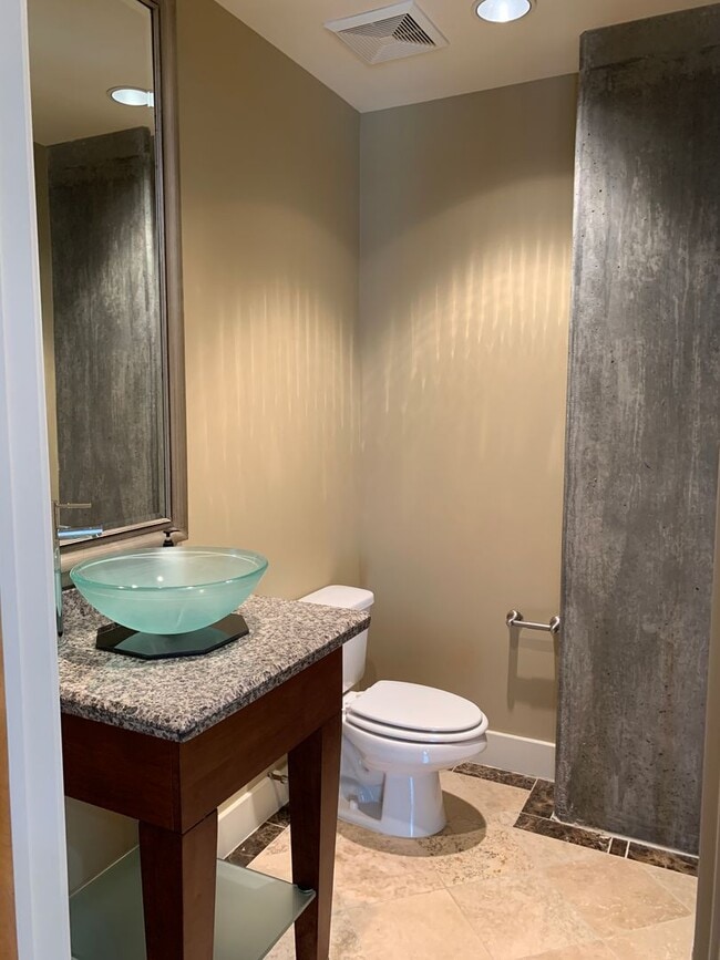 Foto del edificio - Fabulous 2 Bedroom/2 1/2 Bath Condo in Excellent Location