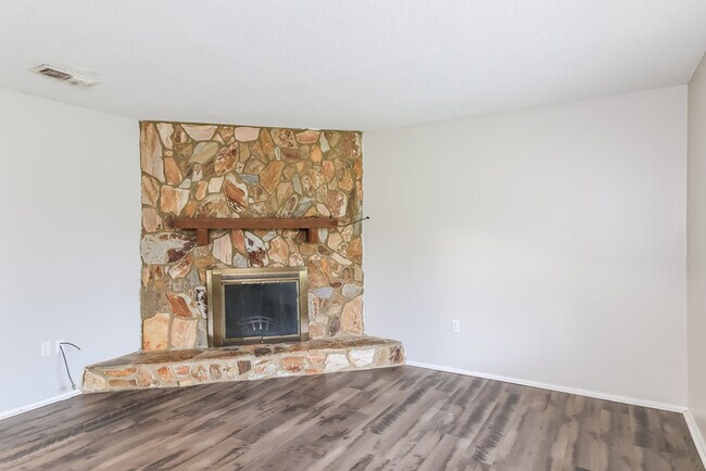Building Photo - 4 Bedroom in Engle Ct
