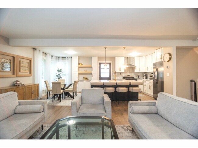 Foto del edificio - 726 Lawler Ave