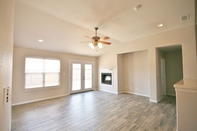 Building Photo - Zia School District, Newer Three bedroom