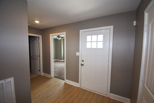 Building Photo - 3 Bedroom Pet Friendly Home For Rent in Chalet Hills!