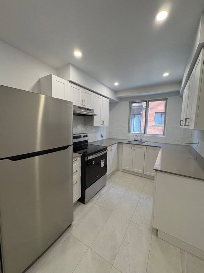 Building Photo - 4940 Edouard Montpetit Blvd