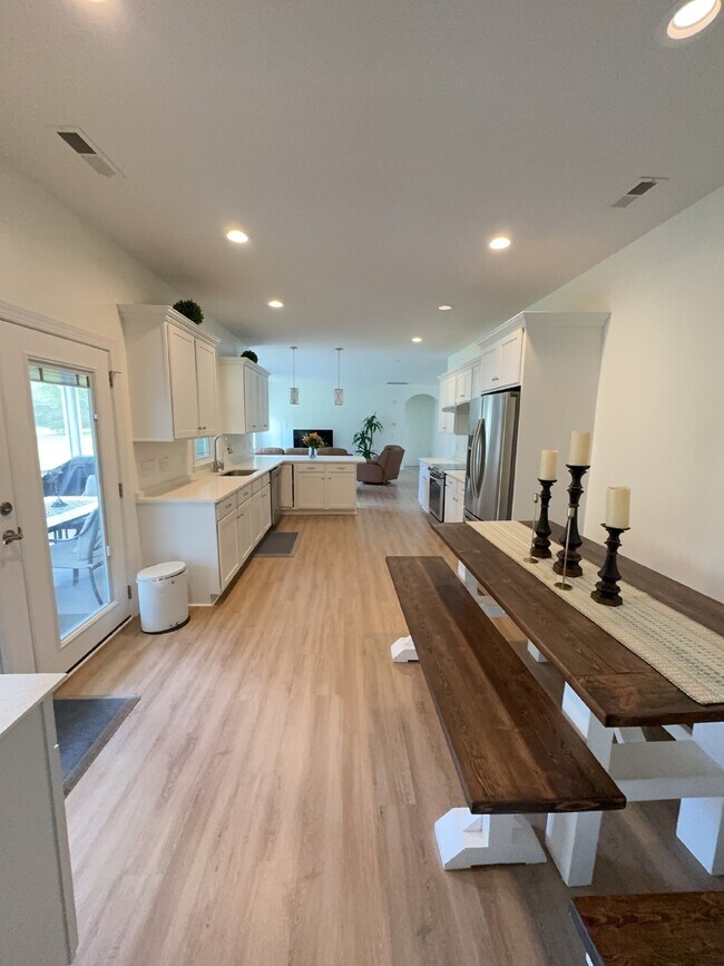 Foto del edificio - Beautiful 3 Bedroom, 2 Bathroom Home - 128...